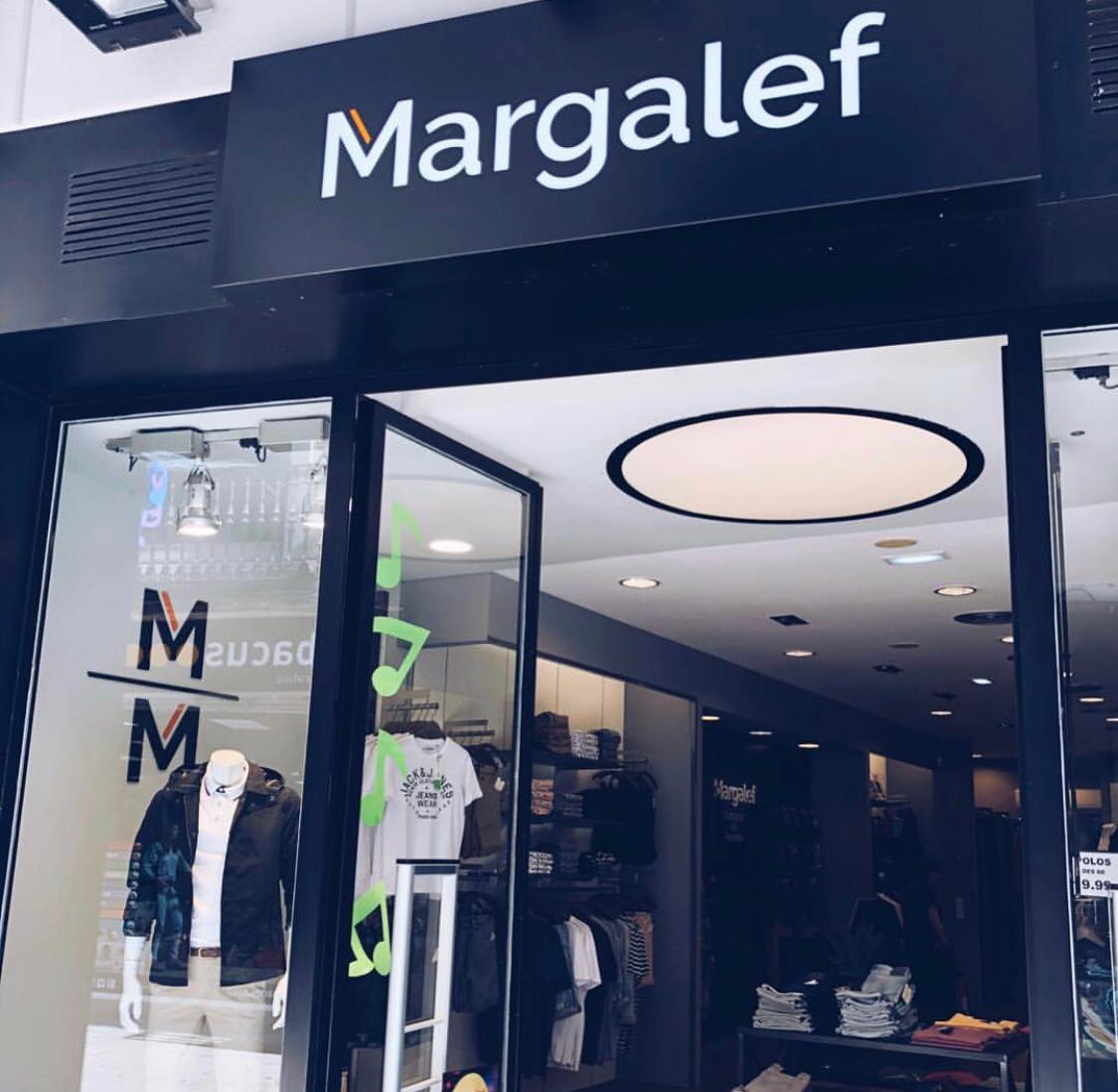 La façana de Margalef al carrer de la Parellada, amb el rètol blau marí i el nom en blanc